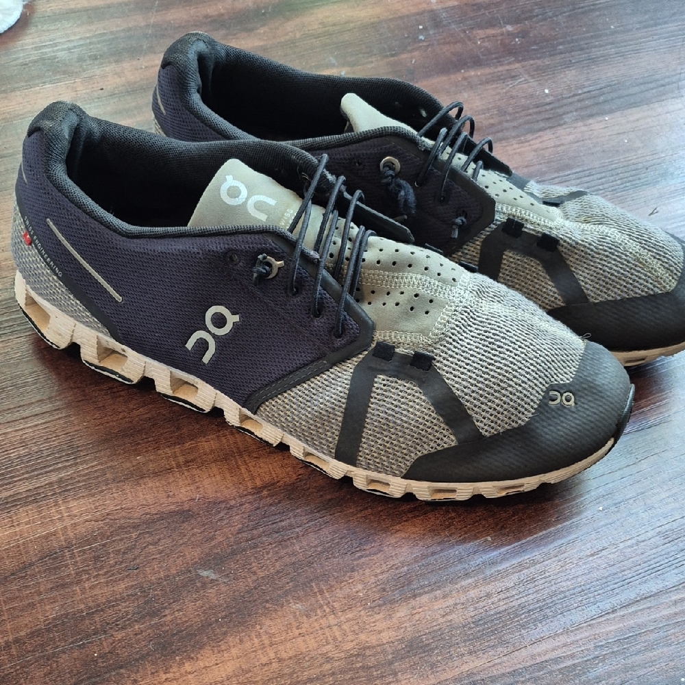 On Running Men's Black and Gray Athletic Shoes